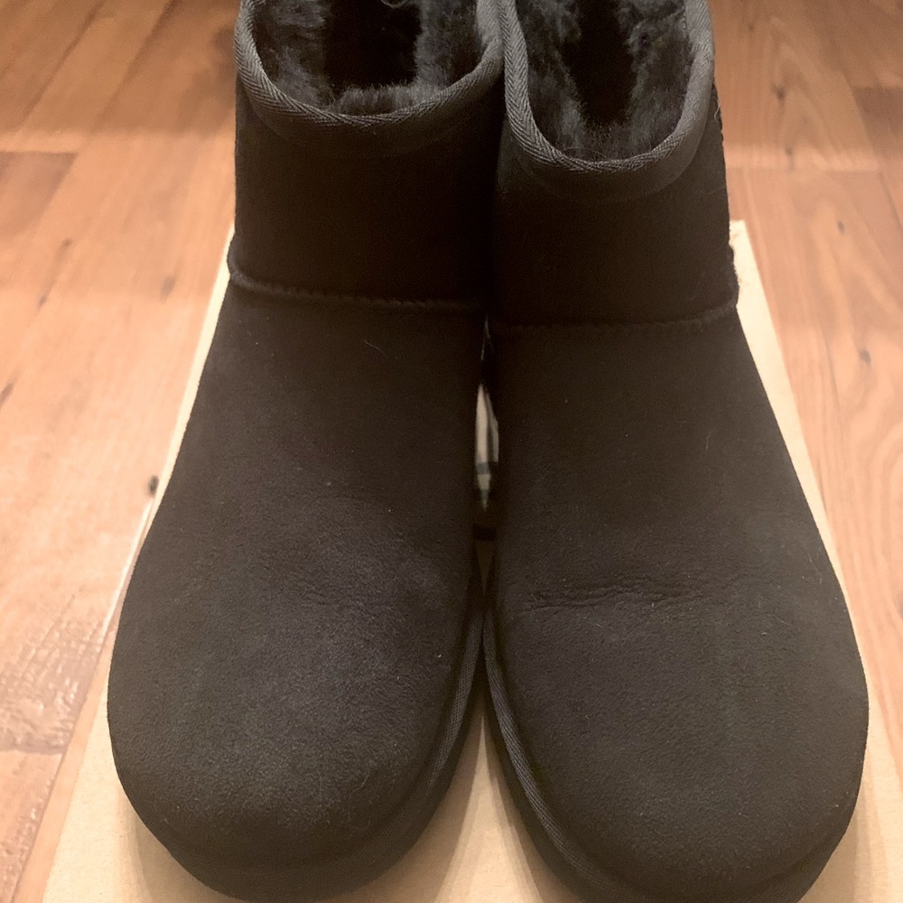 UGG Classic Mini II Size 8